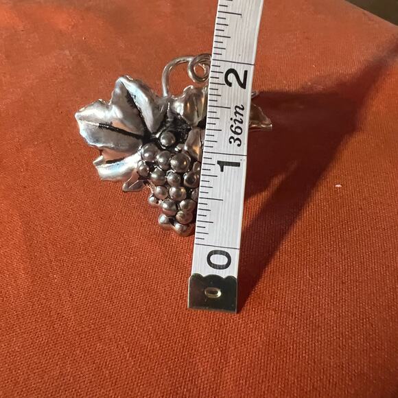 Vintage silver metal grape cluster leaf napkin rings vineyard Fall table decor - Picture 7 of 8